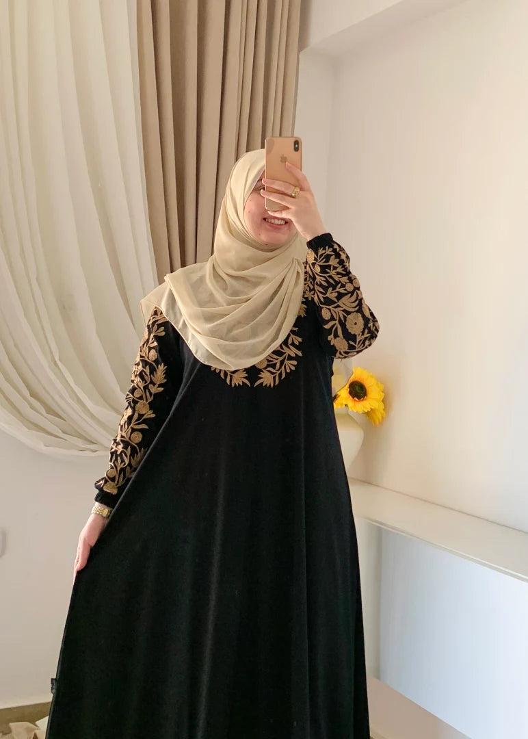 أسود