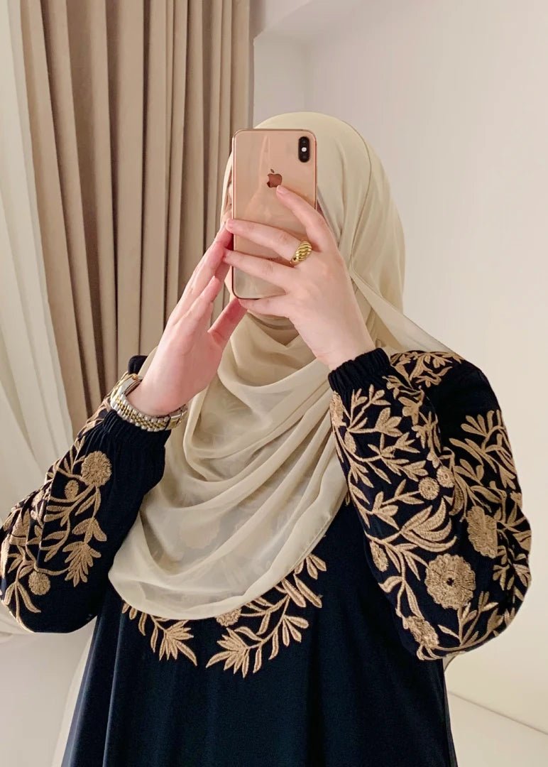 أسود